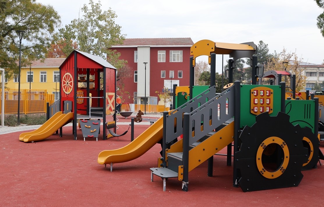 Αποκτά δέκα επιπλέον σύγχρονες παιδικές χαρές